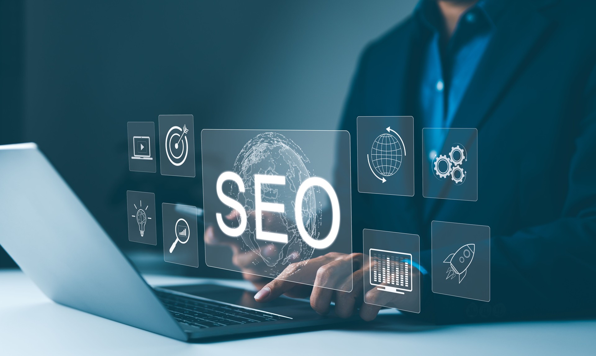 SEO-strategietools en optimalisatieconcepten. Marketeer die werkt aan SEO-strategie met laptop en virtueel scherm met pictogrammen voor wereldwijde SEO-optimalisatie. organisch verkeer aantrekken, digitale marketing, zoeken,